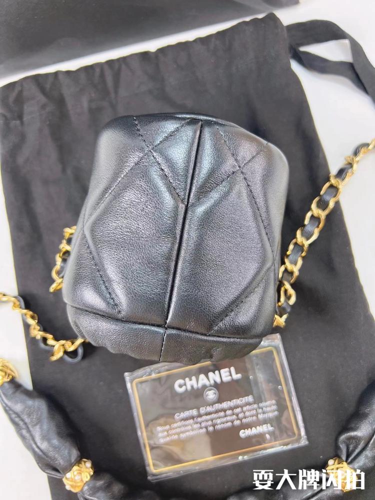 Chanel香奈儿 全新21b黑金mini金属链带水桶 Chanel香奈儿全新21b黑金mini金属链带水桶，俏皮可爱的小水桶包型，精致时尚十足，凹造型神器，31开，附件如图